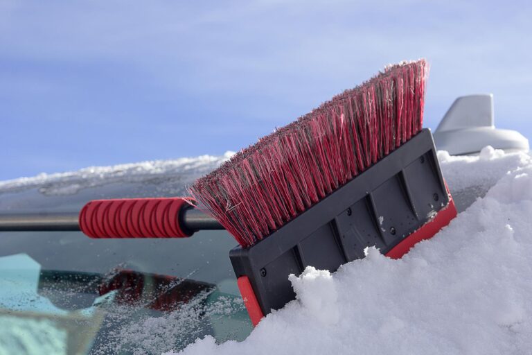 Close-up of SubZero MAXX-Force Pivoting Snowbroom