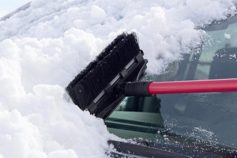 SubZero Super Extender Snowbroom removing snow from windshield